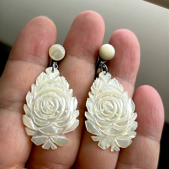 🖤Handcarved Rose 🌹 design MOP dangle clip on earrings - Picture 1 of 10